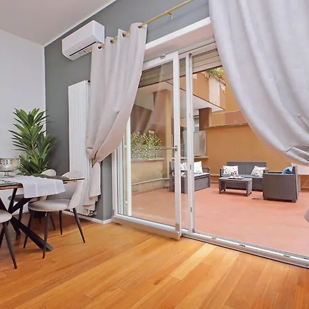 New With Balcony - 150m Metro A Apartmán
