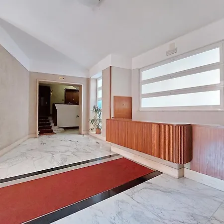 Apartmán New With Balcony - 150m Metro A