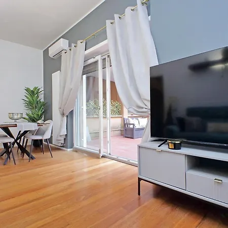 Apartmán New With Balcony - 150m Metro A *