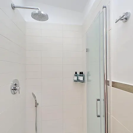 New With Balcony - 150m Metro A Apartmán
